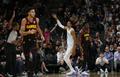 San Antonio Spurs sukses mengalahkan Atlanta Hawks dengan skor 133-126 melalui perpanjangan waktu dalam laga NBA yang berlangsung Kamis, 19 Desember 2024 malam waktu setempat. 