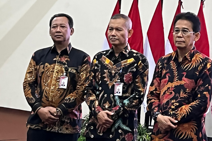 Serah terima jabatan juga dilakukan untuk empat Wakil Ketua KPK lainnya yakni Johanis Tanak, Fitroh Rohcahyanto, Ibnu Basuki Widodo, dan Agus Joko Pramono.