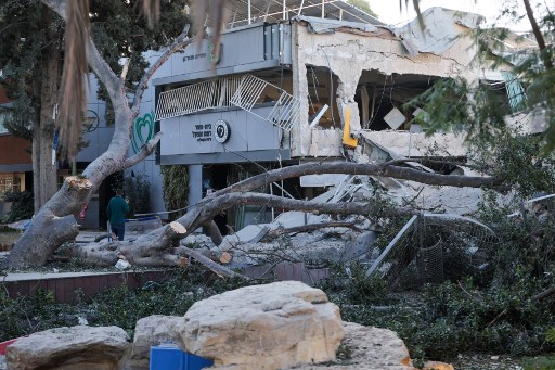 Dalam pernyataannya, kelompok Houthi mengatakan pihaknya telah menembak dua target militer yang spesifik dan sensitif dengan rudal balistik hipersonik di wilayah Jaffa dekat Tel Aviv di Israel tengah.