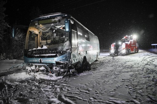 Sebuah bus yang membawa wisatawan terutama dari Tiongkok dan Singapura bertabrakan dengan minivan di Lapland, Finlandia. Dua orang tewas dan beberapa lainnya luka-luka akibat kejadian tersebut.