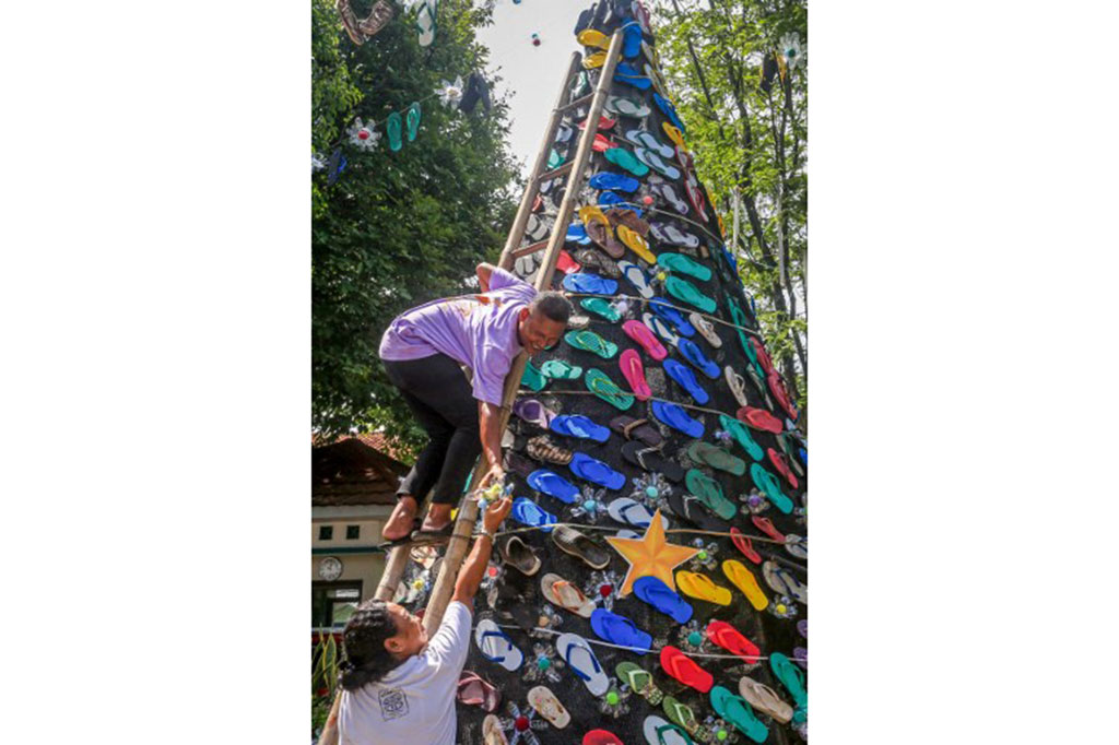 Hiasan pohon natal menggunakan sandal jepit warna-warni itu sebagai simbol perjalanan kembali menuju keselamatan bagi umat Katolik dalam Perayaan Natal 2024. 