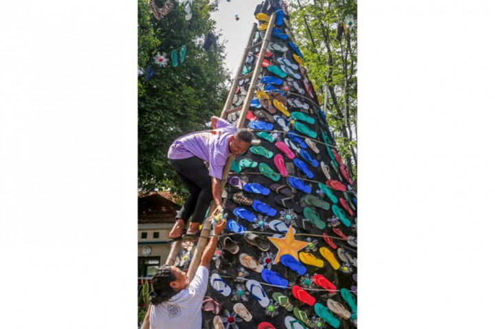 Hiasan pohon natal menggunakan sandal jepit warna-warni itu sebagai simbol perjalanan kembali menuju keselamatan bagi umat Katolik dalam Perayaan Natal 2024. 