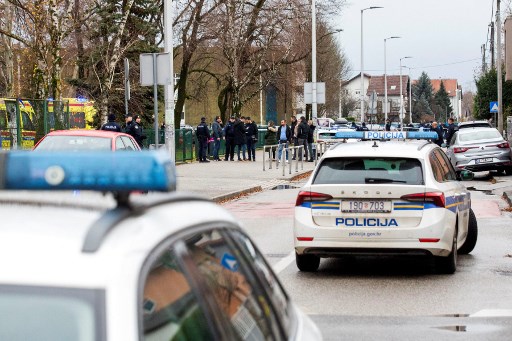 Menteri Kesehatan Irena Hrstic mengatakan penyerang menikam lima orang, melukai empat orang, dan menewaskan satu orang. Tersangka kemudian melukai dirinya sendiri dan ditahan.