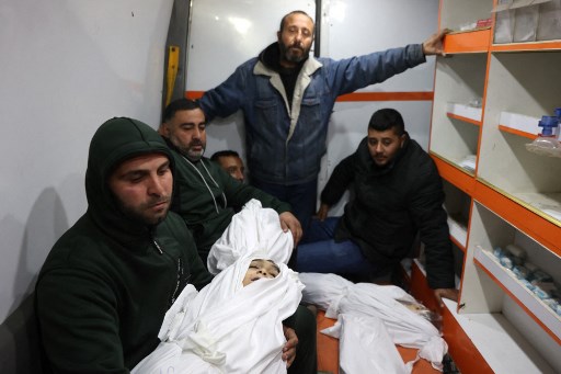 “Semua martir berasal dari keluarga yang sama, termasuk tujuh anak, yang tertua berusia enam tahun,” kata juru bicara pertahanan sipil Mahmoud Basal kepada kantor berita AFP.