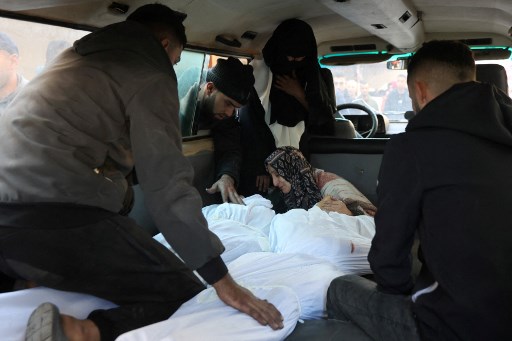 Sebuah video yang diunggah oleh kantor berita tersebut di saluran Telegramnya pada Jumat, 20 Desember 2024 malam, menunjukkan stafnya sedang mengevakuasi korban dari bawah reruntuhan rumah keluarga Khallah di Jabalia.