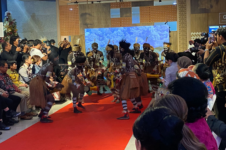 Fadli Zon mengatakan Kemenbud saat ini terus berupaya untuk mempromosikan Noken sebagai sebuah produk budaya yang dapat dikembangkan, dari yang biasanya dipakai untuk ke pasar oleh Mama-mama Papua, menjadi sebuah karya mode.