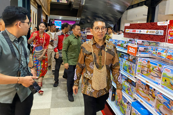 “Kalau diterjemahkan dalam dunia fashion, Noken juga sangat menarik, unik, dan sangat khas. Dan sangat cantik, indah. Apalagi dibuatnya dengan pewarna-pewarna alam, dan bahan-bahan yang ramah lingkungan,” tuturnya.