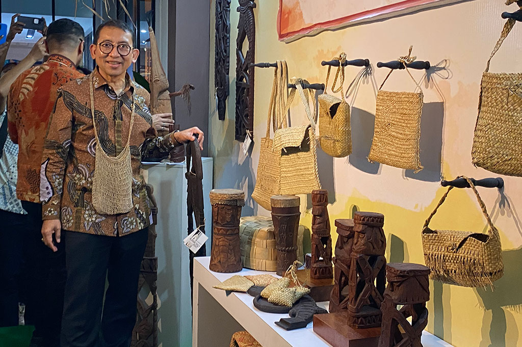 Noken sendiri merupakan tas tradisional masyarakat Papua yang dibawa dengan menggunakan kepala dan terbuat dari serat kulit kayu. Noken menjadi salah satu warisan budaya takbenda (WBTb) Indonesia yang telah di-inskripsi oleh UNESCO pada tahun 2012. 