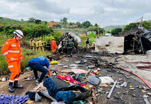 Petugas pemadam kebakaran dan tim penyelamat bekerja di lokasi kecelakaan di Teofilo Otoni, negara bagian Minas Gerais, Brasil pada Sabtu, 21 Desember 2024.