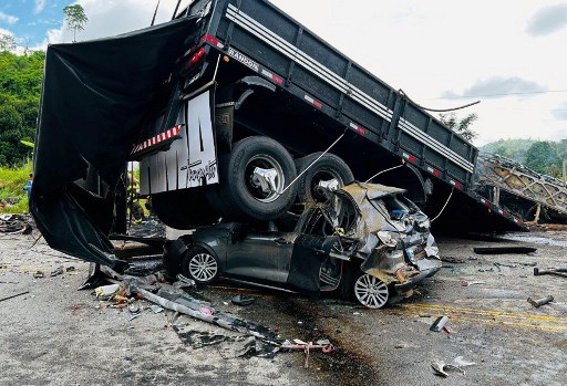 Menurut siaran pers Departemen Pemadam Kebakaran Minas Gerais, kecelakaan yang melibatkan bus, truk, dan mobil di jalan raya BR-116 tersebut menewaskan sedikitnya 22 orang.