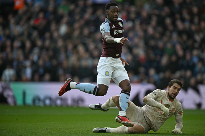 Memulai pertandingan, Aston Villa langsung memberikan ancaman di menit awal lewat tembakan keras Jhon Duran dari luar kotak penalti yang masih bisa ditepis penjaga gawang Manchester City Stefan Ortega.