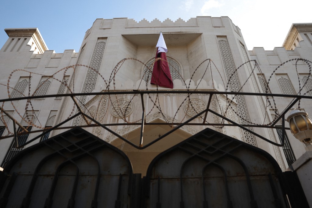 Bendera Qatar dikibarkan di gedung kedutaan yang kembali beroperasi di ibu kota Suriah setelah kejatuhan rezim Assad.