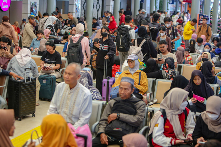 Ixfan mengatakan, tiket KAJJ untuk keberangkatan dari Stasiun Gambir dan Pasar Senen pada masa libur mendatang masih cukup banyak tersedia, dengan total kapasitas kursi yang disediakan saat ini menjadi 801.625
seat.