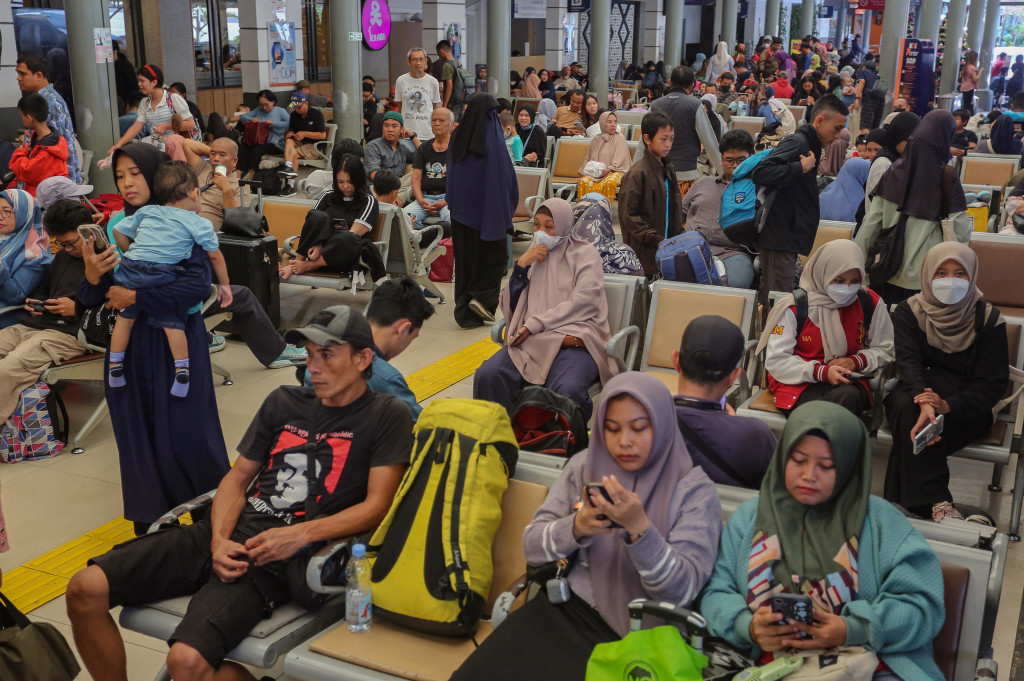 PT KAI (Persero) menyatakan menambah kuota kereta api jarak jauh (KAJJ) menjadi rata-rata 79 perjalanan per hari atau sebanyak 1.415 perjalanan selama periode libur Natal dan Tahun Baru 2025.