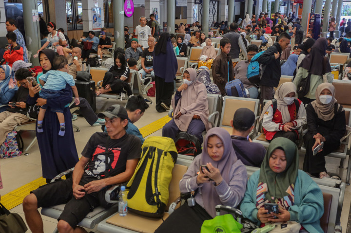 PT KAI (Persero) menyatakan menambah kuota kereta api jarak jauh (KAJJ) menjadi rata-rata 79 perjalanan per hari atau sebanyak 1.415 perjalanan selama periode libur Natal dan Tahun Baru 2025.