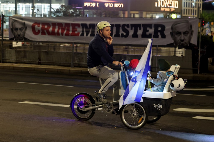 Aksi protes berlangsung di Tel Aviv, Haifa, Beersheba, Yerusalem Barat, dan berbagai daerah lainnya.