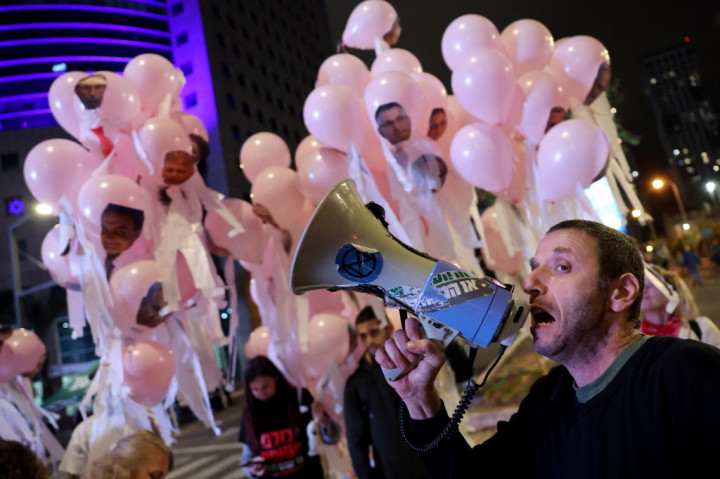 Warga Israel menggelar aksi protes di seluruh negeri pada Sabtu, 21 Desember 2024, menuntut pengunduran diri kepala otoritas Benjamin Netanyahu dan pemerintahannya.