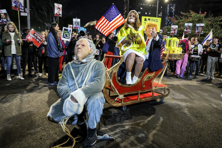 Ratusan ribu orang mengkritik Netanyahu, mengulangi tuntutan mereka agar pemerintahannya, yang disebut sebagai 'pemerintahan paling sayap kanan dalam sejarah Israel' mengundurkan diri serta mengadakan pemilu dini.