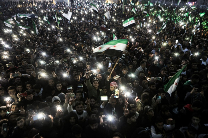 Acara tersebut, yang dimeriahkan oleh penyanyi Suriah terkenal Yahya Hawwa, menampilkan lagu-lagu yang merayakan 'revolusi' dan 'perlawanan', dengan para penonton mengibarkan bendera revolusi Suriah.