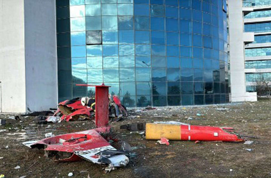 Sebuah helikopter ambulans menabrak gedung rumah sakit dan kemudian jatuh ke tanah di wilayah barat daya Turki, Minggu, 22 Desember 2024. Sedikitnya empat orang tewas akibat kecelakaan tersebut.