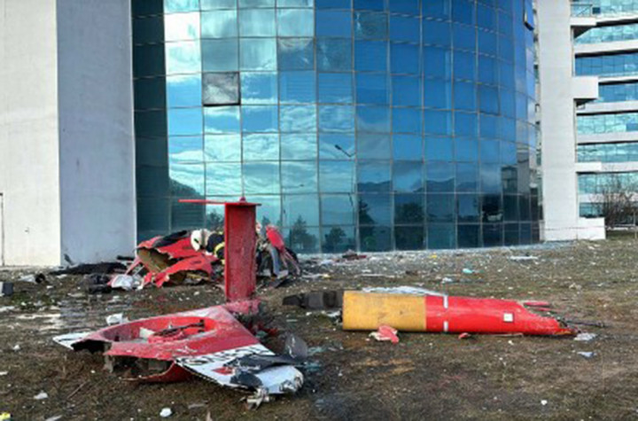 Sebuah helikopter ambulans menabrak gedung rumah sakit dan kemudian jatuh ke tanah di wilayah barat daya Turki, Minggu, 22 Desember 2024. Sedikitnya empat orang tewas akibat kecelakaan tersebut.