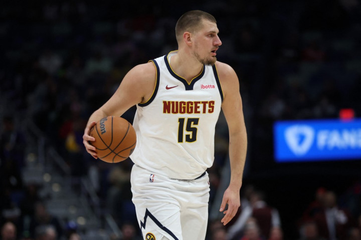 Nikola Jokic mencetak triple-double kesembilannya musim ini dengan 27 poin, 13 rebound, dan 10 assist, membawa Denver Nuggets meraih kemenangan dramatis 132-129 atas New Orleans Pelicans melalui babak perpanjangan waktu atau overtime dalam laga yang digelar Senin, 23 Desember 2024 WIB.