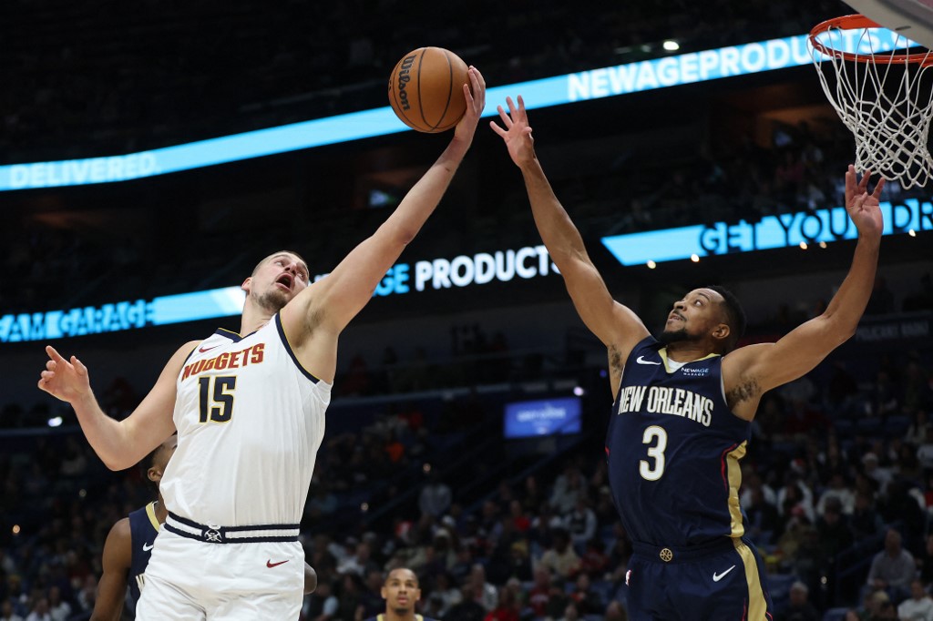 Jokic baru mencetak poin pertamanya lewat dua lemparan bebas saat waktu tersisa 2 menit 51 detik di paruh pertama, dan mengakhiri babak pertama dengan enam poin, lima rebound, dan enam assist.