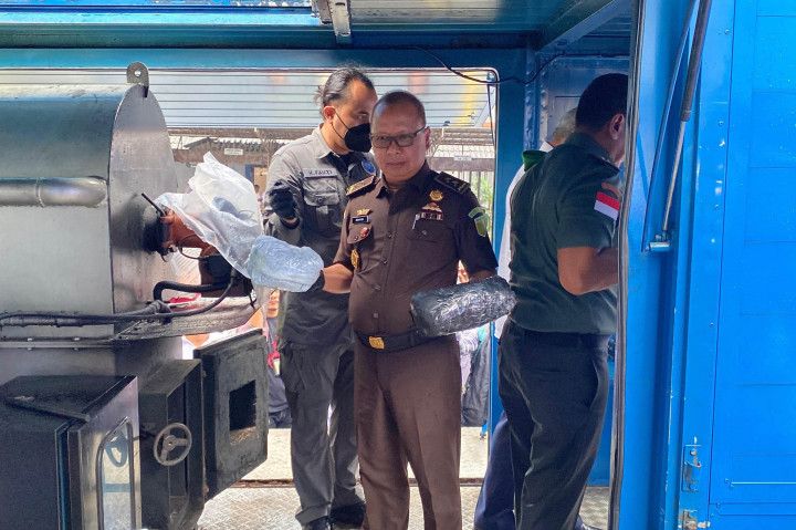 Lebih lanjut Wayan juga menjelaskan pemusnahan barang bukti ini merupakan pengungkapan dari 20 kasus yang melibatkan lebih dari 40 tersangka.