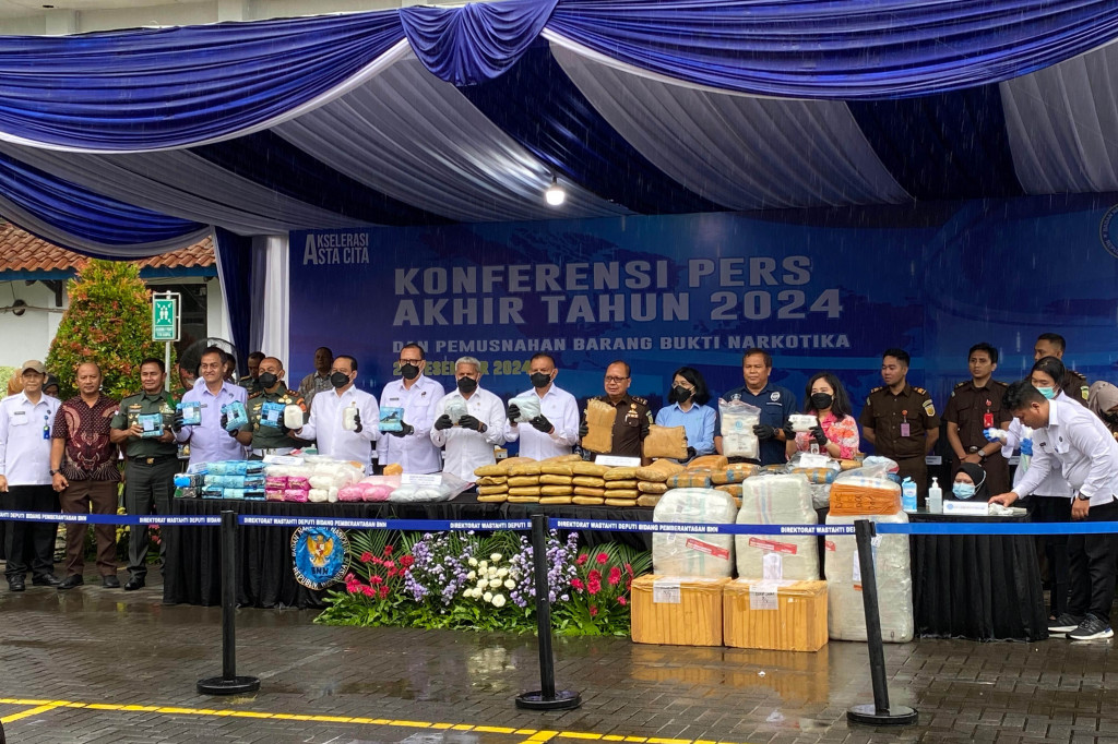 “Total barang bukti dimusnahkan pada hari ini yaitu sabu 81 kg, ganja 197 kg, kokain 2 kg, dan ekstasi 59.333 butir,” kata Deputi Pemberantasan BNN RI, I Wayan Sugiri, sebelum pemusnahan barang bukti di Kantor BNN, Jakarta Timur, Senin, 23 Desember 2024.