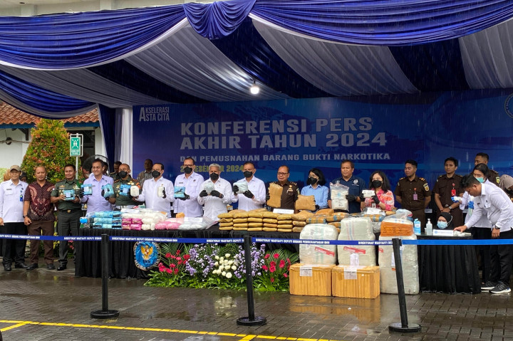 “Total barang bukti dimusnahkan pada hari ini yaitu sabu 81 kg, ganja 197 kg, kokain 2 kg, dan ekstasi 59.333 butir,” kata Deputi Pemberantasan BNN RI, I Wayan Sugiri, sebelum pemusnahan barang bukti di Kantor BNN, Jakarta Timur, Senin, 23 Desember 2024.