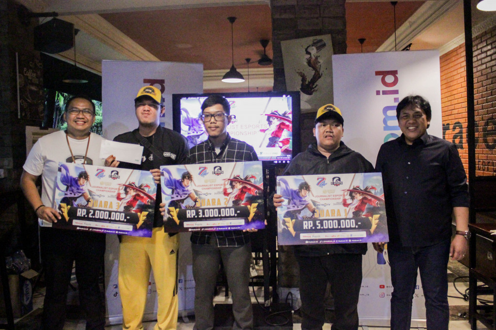 Perwakilan Tim MightyMadQueen, Egi, peraih juara 1 turnamen esports 'Honor of Kings' mengatakan senang dapat berkesempatan mengikuti lomba esports antar jurnalis di Medcom.id.