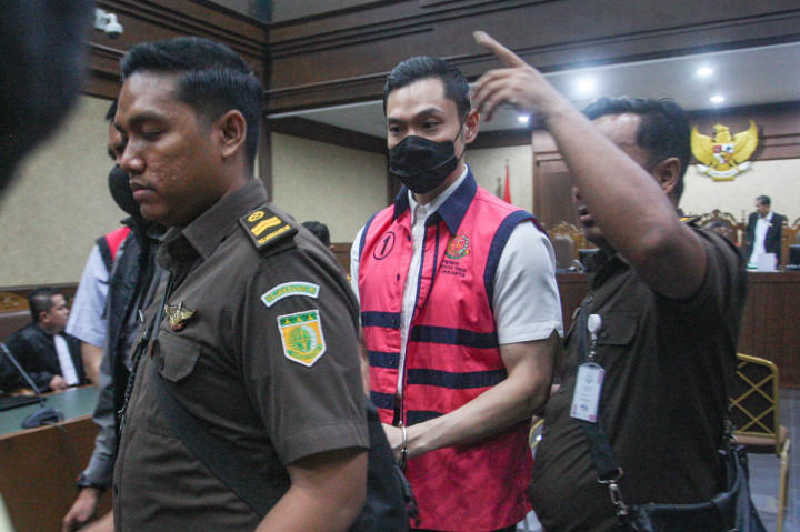 Selain pidana, Harvey juga dikenakan denda pidana sebesar Rp1 miliar. Bila tak mampu membayar denda maka diganti hukuman penjara selama enam bulan kurungan.