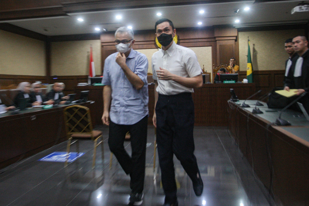 Hukuman itu lebih rendah dari tuntutan jaksa penuntut umum (JPU) pada Kejaksaan Agung (Kejagung). Jaksa menuntut agar majelis hakim menjatuhkan hukuman 12 tahun penjara kepada Harvey.