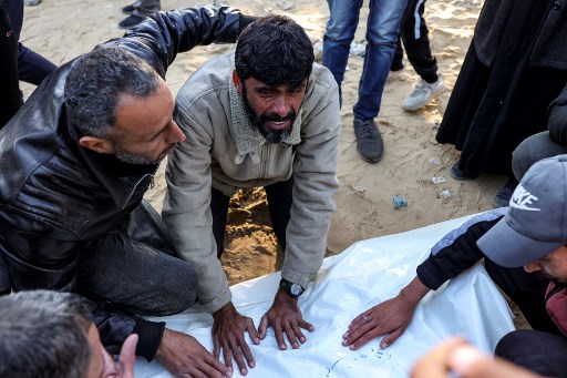 Layanan darurat masih belum bisa menjangkau korban dan jasad yang terperangkap di bawah reruntuhan atau berserakan di jalanan sebab pasukan pendudukan Israel terus menghalangi mobilitas ambulans dan kru pertahanan sipil.