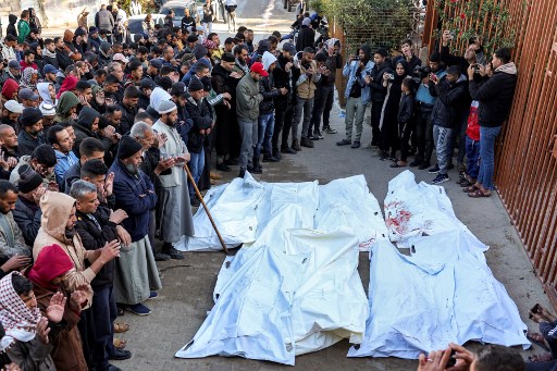 Warga melakukan salat jenazah terhadap korban yang tewas dalam pemboman Israel semalam, di luar kamar mayat Kompleks Medis Nasser di Khan Yunis, Jalur Gaza selatan, Senin, 23 Desember 2024.