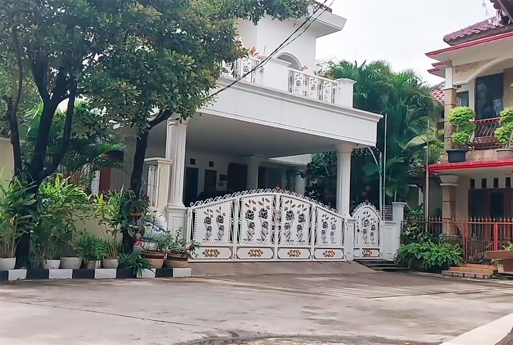 Menurut ketua RW setempat, rumah tersebut hanya dijaga Satgas DPC PDIP yang merupakan penjagaan biasa, lantaran Hasto merupakan Sekjen PDIP.