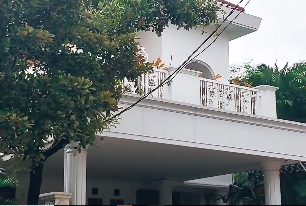 Menurut Ketua RW Guntur Kiapma Putra, Hasto dan istri sedang tidak ada di rumah. Dari informasi, keduanya sedang keluar kota untuk perayaan Natal. 