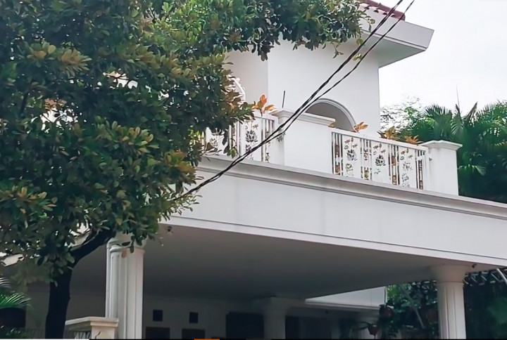 Menurut Ketua RW Guntur Kiapma Putra, Hasto dan istri sedang tidak ada di rumah. Dari informasi, keduanya sedang keluar kota untuk perayaan Natal. 