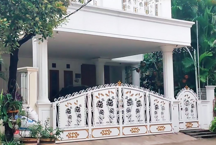 Kondisi rumah Sekjen PDI Perjuangan Hasto Kristiyanto di Perumahan Taman Villa Kartini, Kota Bekasi, Jawa Barat, terlihat sepi, pascapenetapan dirinya sebagai tersangka. Tidak ada penjagaan khusus di rumah berwana putih tersebut.