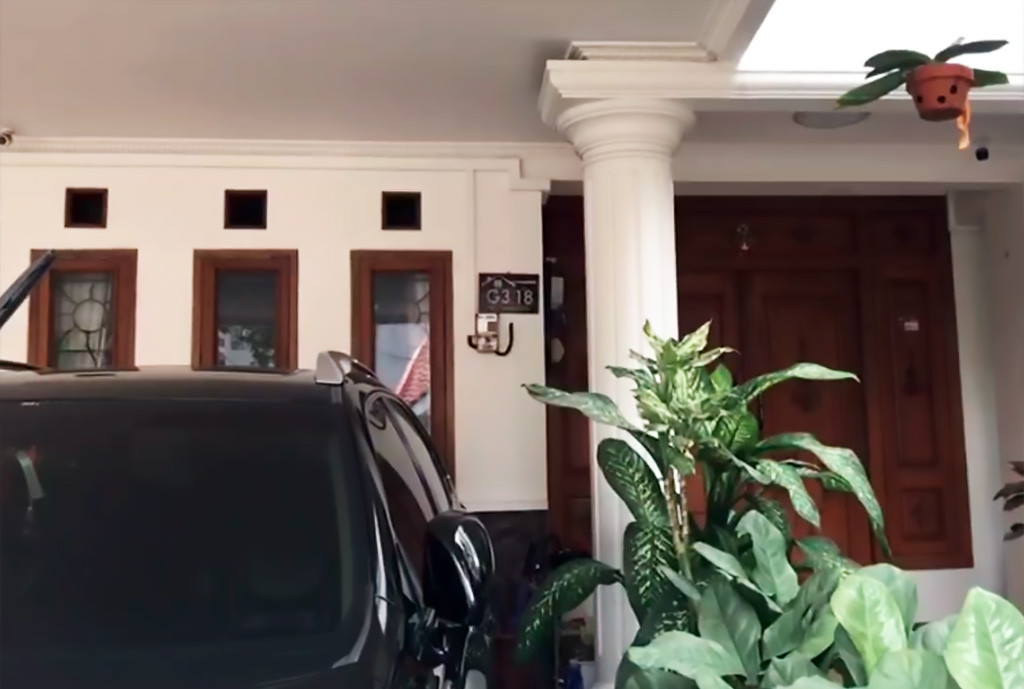 Rumah berlantai dua tersebut dalam kondisi tertutup rapat dan hanya terliat satu buah mobil yang terparkir di garasi.