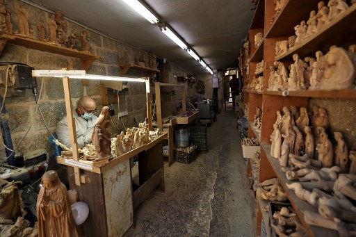 Namun saat Bethlehem bersiap merayakan Natal keduanya di bawah bayang-bayang perang di Gaza, hampir tidak ada turis, membuat Toko Nativity dan bisnis lainnya tidak yakin berapa lama lagi mereka dapat bertahan.