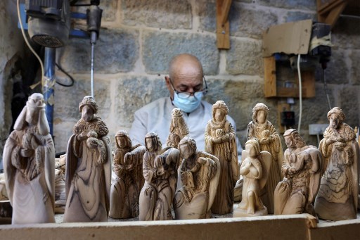 “Tahun lalu sebelum Natal, kami punya lebih banyak harapan, tetapi sekarang Natal sudah dekat dan kami tidak punya apa-apa,” kata Rony Tabash, pemilik Nativity Store generasi ketiga.