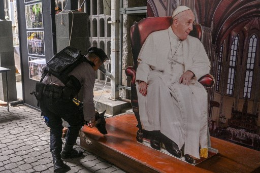 Anjing K-9 ini dilatih untuk melakukan deteksi bahan peledak, narkotika, dan membantu melacak adanya kriminal umum.