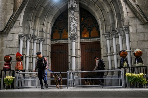 Kepolisian menyiagakan sepuluh anjing pengamanan (K-9) untuk menjaga misa malam hingga perayaan Natal 2024 di Gereja Katedral, Jakarta Pusat, Selasa, 24 Desember 2024.