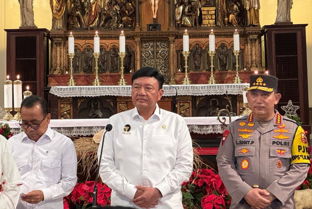 Menteri Koordinator Bidang Politik dan Keamanan Budi Gunawan menyampaikan pesan selamat Hari Raya Natal dari Presiden Prabowo Subianto ketika mengunjungi jemaat yang sedang beribadah Misa Natal di Gereja Katedral, Jakarta, Selasa, 24 Desember 2024.