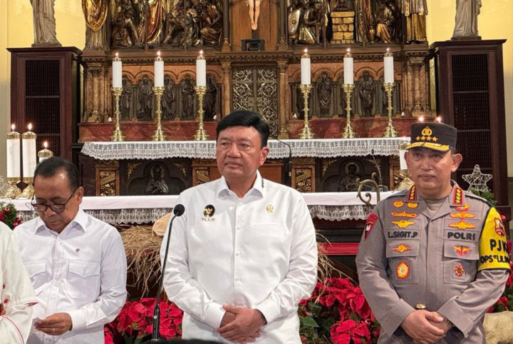 Menteri Koordinator Bidang Politik dan Keamanan Budi Gunawan menyampaikan pesan selamat Hari Raya Natal dari Presiden Prabowo Subianto ketika mengunjungi jemaat yang sedang beribadah Misa Natal di Gereja Katedral, Jakarta, Selasa, 24 Desember 2024.