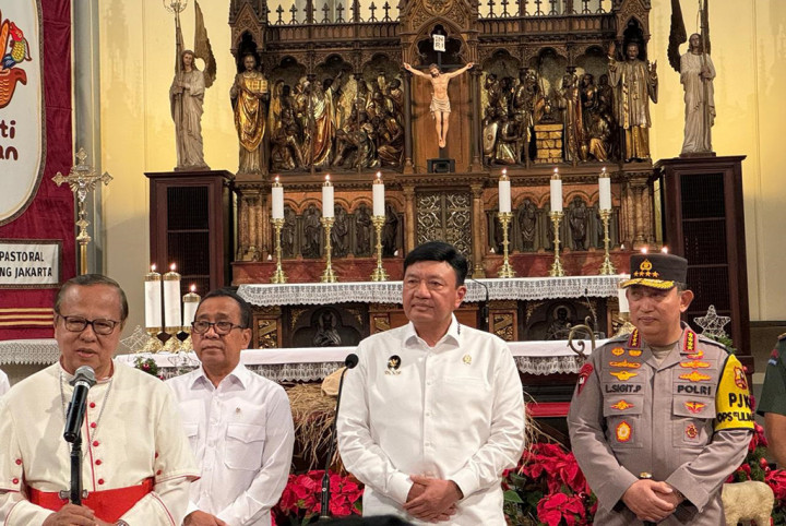 Menurut dia, Presiden berharap agar niat suci Hari Raya Natal 2024 bisa membuat Indonesia semakin memperoleh kedamaian dan kebersamaan, gotong royong dalam membantu sesama umat yang kurang beruntung. 