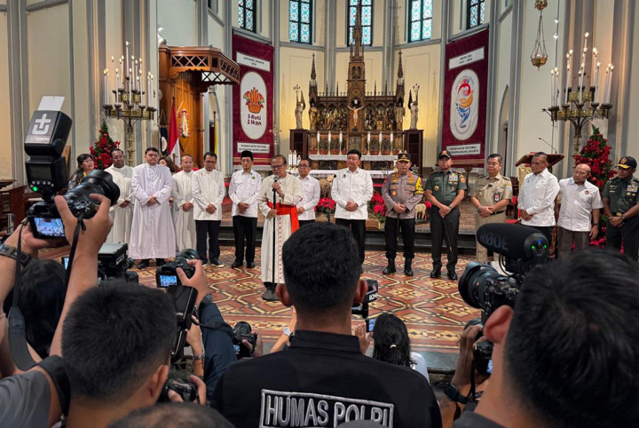 Secara pribadi, dia juga mengucapkan selamat kepada jemaat yang hadir untuk menjalankan ibadah suci. Melalui ibadah tersebut, dia berharap Indonesia dapat memperoleh anugerah kedamaian, kebahagiaan, dan kesejahteraan.