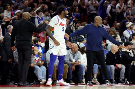 Selain insiden Embiid, Andre Drummond, center cadangan 76ers, sempat diusir karena dua technical foul di kuarter kedua. Namun, setelah tinjauan video, keputusan itu dibatalkan.