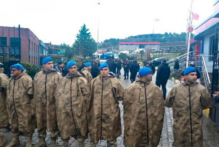 Rekaman menunjukkan pecahan kaca dan logam berserakan di luar pabrik, tempat ambulans berdiri. Pabrik yang terletak di utara Balikesir tersebut membuat amunisi dan bahan peledak serta suar untuk pasar domestik dan internasional.